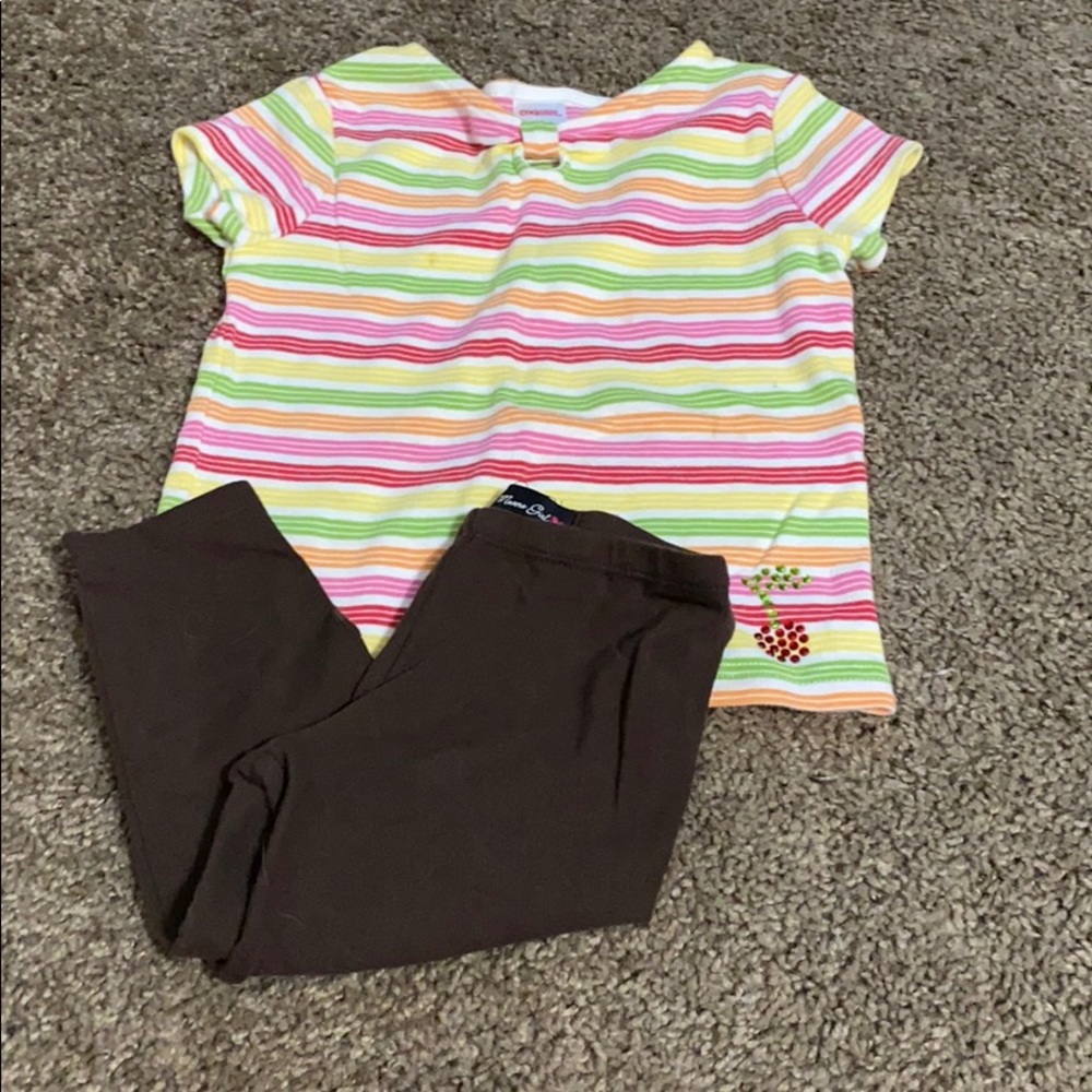 Short sleeve shirt with brown leggings
